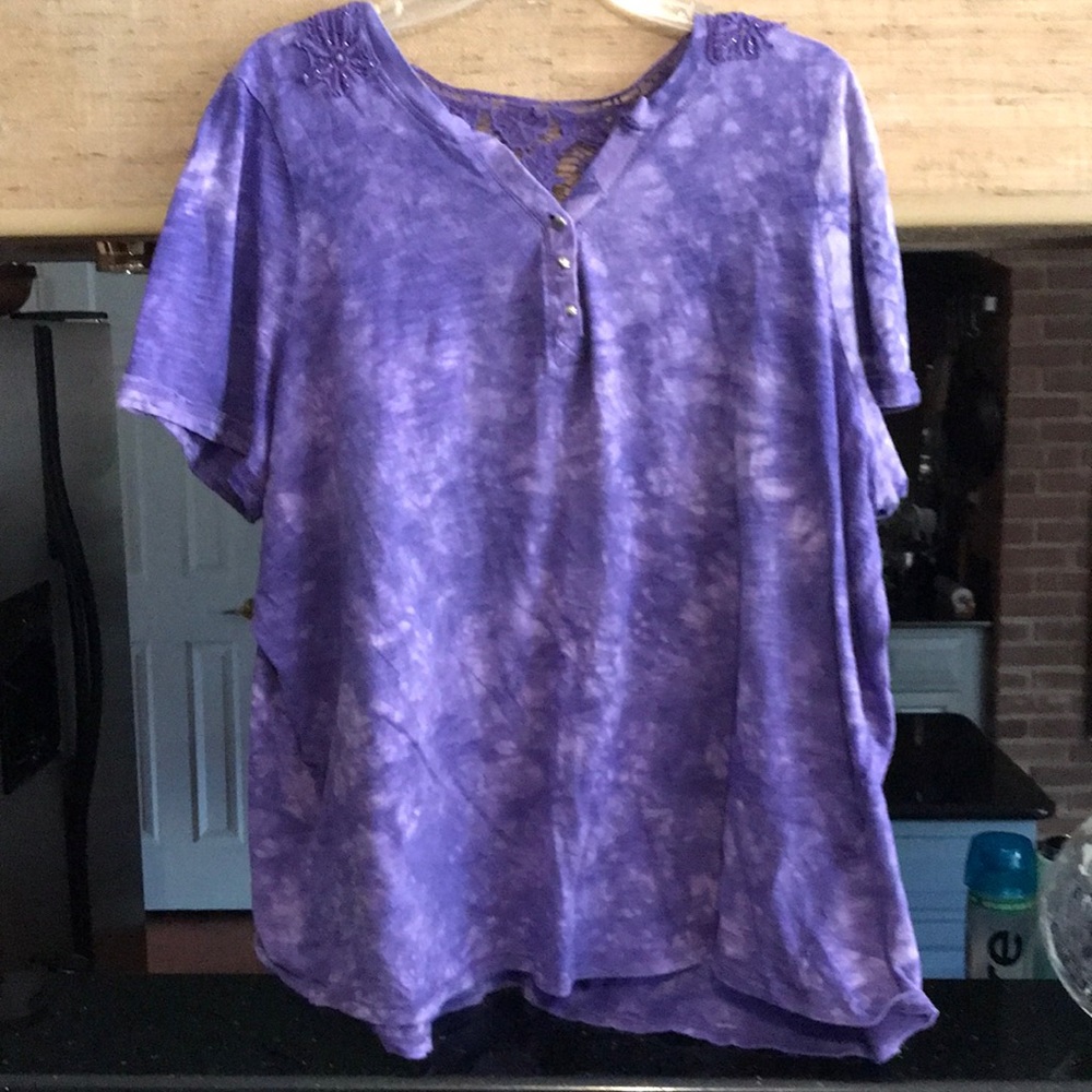 Avenue Woman 26/28 tie dye feel purple short sleeve top with lace back & trim
